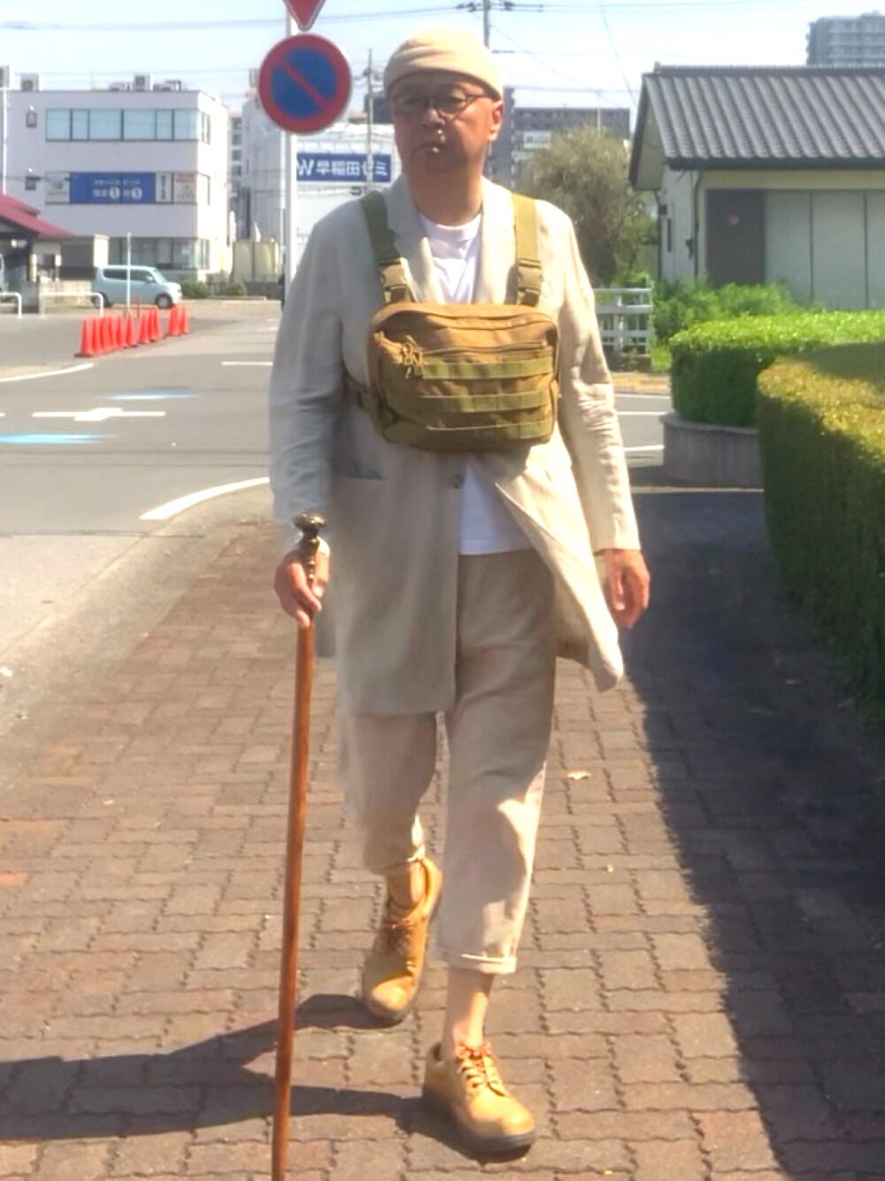 「トラッド、麻、チェスターコート、クロップドパンツ、WEAR文芸部」｜「JUNREDのアイテム（ステンカラーコート、ベージュ系）」を使った、でゑさん（メンズ・175cm）の夏コーディネートの1枚目の写真