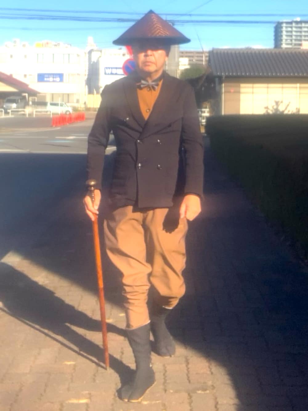 「トラッド、編笠、乗馬パンツ、蝶タイ、WEAR文芸部」｜「寅一のアイテム（その他パンツ、ブラウン系）」を使った、でゑさん（メンズ・175cm）の冬コーディネートの1枚目の写真
