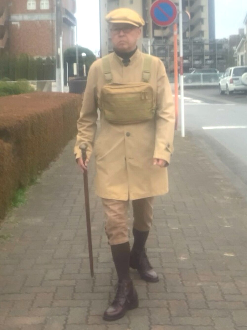 「トラッド、ステンカラーコート、乗馬パンツ、キャスケット、WEAR文芸部」｜「SHAREEFのアイテム（その他パンツ、ゴールド系）」を使った、でゑさん（メンズ・175cm）の春コーディネートの1枚目の写真