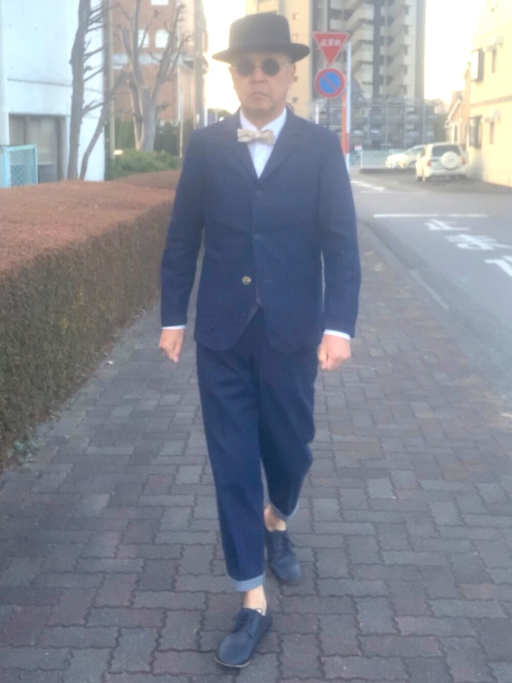 「トラッド、デニムコーデ、ポークパイハット、セットアップ、WEAR文芸部」｜「無印良品のアイテム（スーツジャケット、ブルー系）」を使った、でゑさん（メンズ・175cm）の冬コーディネートの1枚目の写真