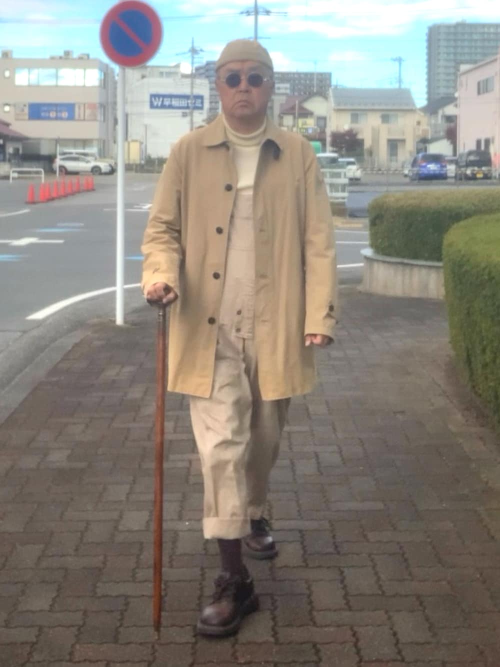 「トラッド、ステンカラーコート、オーバーオール、フィッシャーマンキャップ、WEAR文芸部」｜「不明のアイテム（ステンカラーコート、ベージュ系）」を使った、でゑさん（メンズ・175cm）の秋コーディネートの1枚目の写真