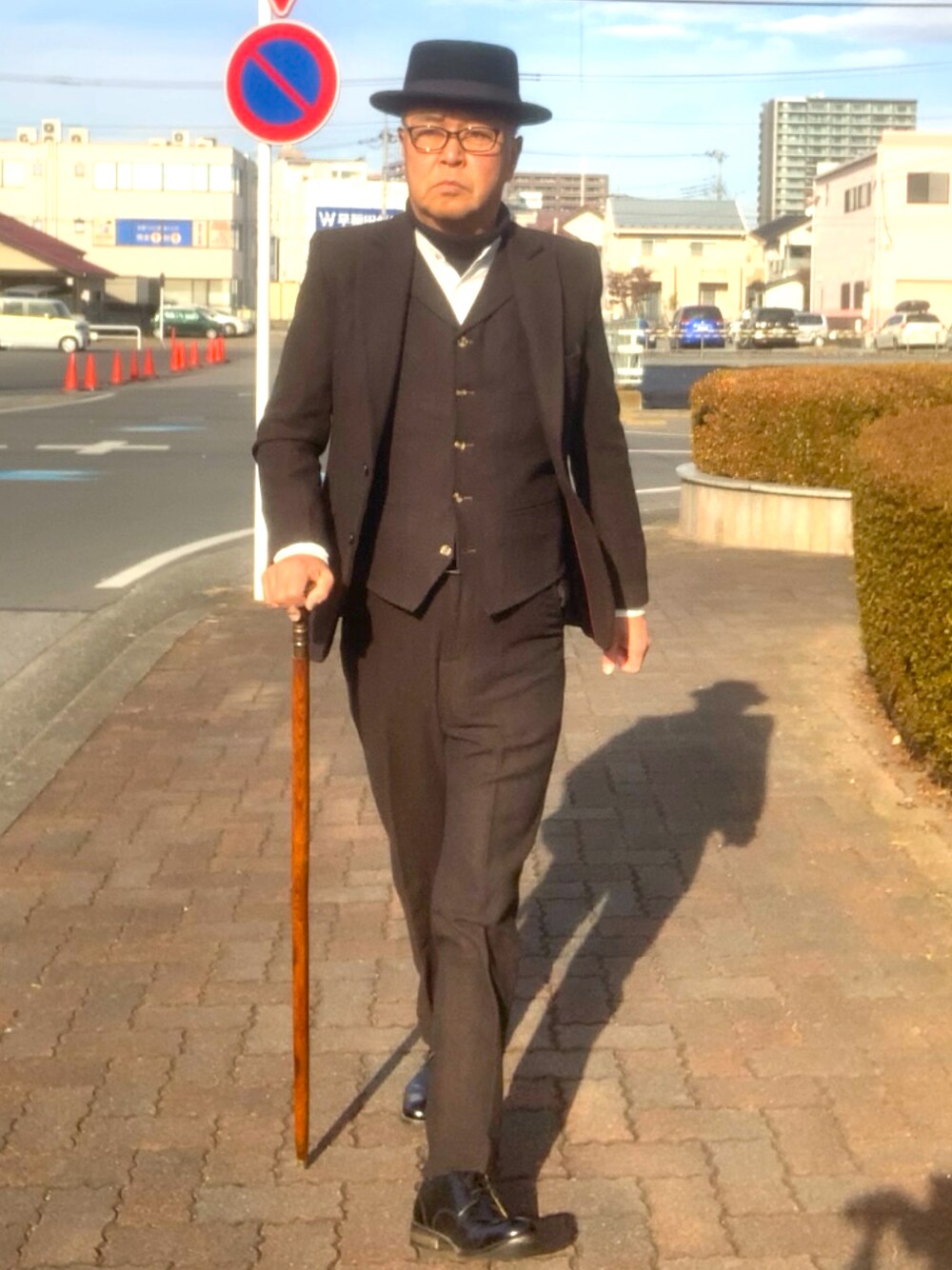 「トラッド、ツイード、タートルネック、バンドカラー、WEAR文芸部」｜「海外通販品のアイテム（フォーマルスーツ/小物、ブラウン系）」を使った、でゑさん（メンズ・175cm）の冬コーディネートの1枚目の写真