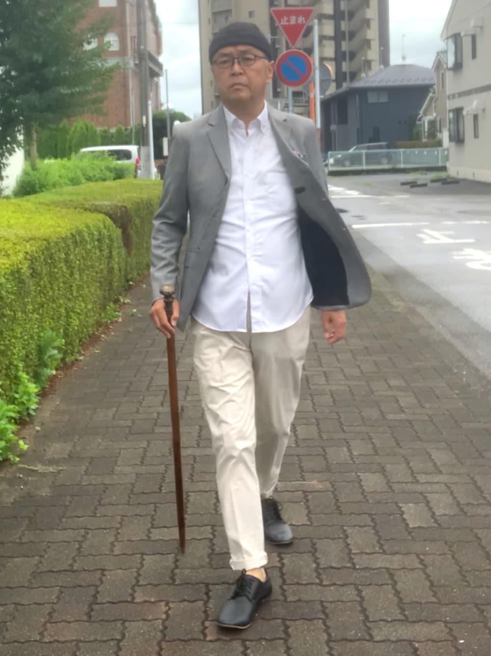 「コットンパンツ、フイッシャーマンキャップ、バレエシューズ、ボタンダウンシャツ、WEAR文芸部」｜「GU(リメイク物)のアイテム（テーラードジャケット、グレー系）」を使った、でゑさん（メンズ・175cm）の夏コーディネートの1枚目の写真