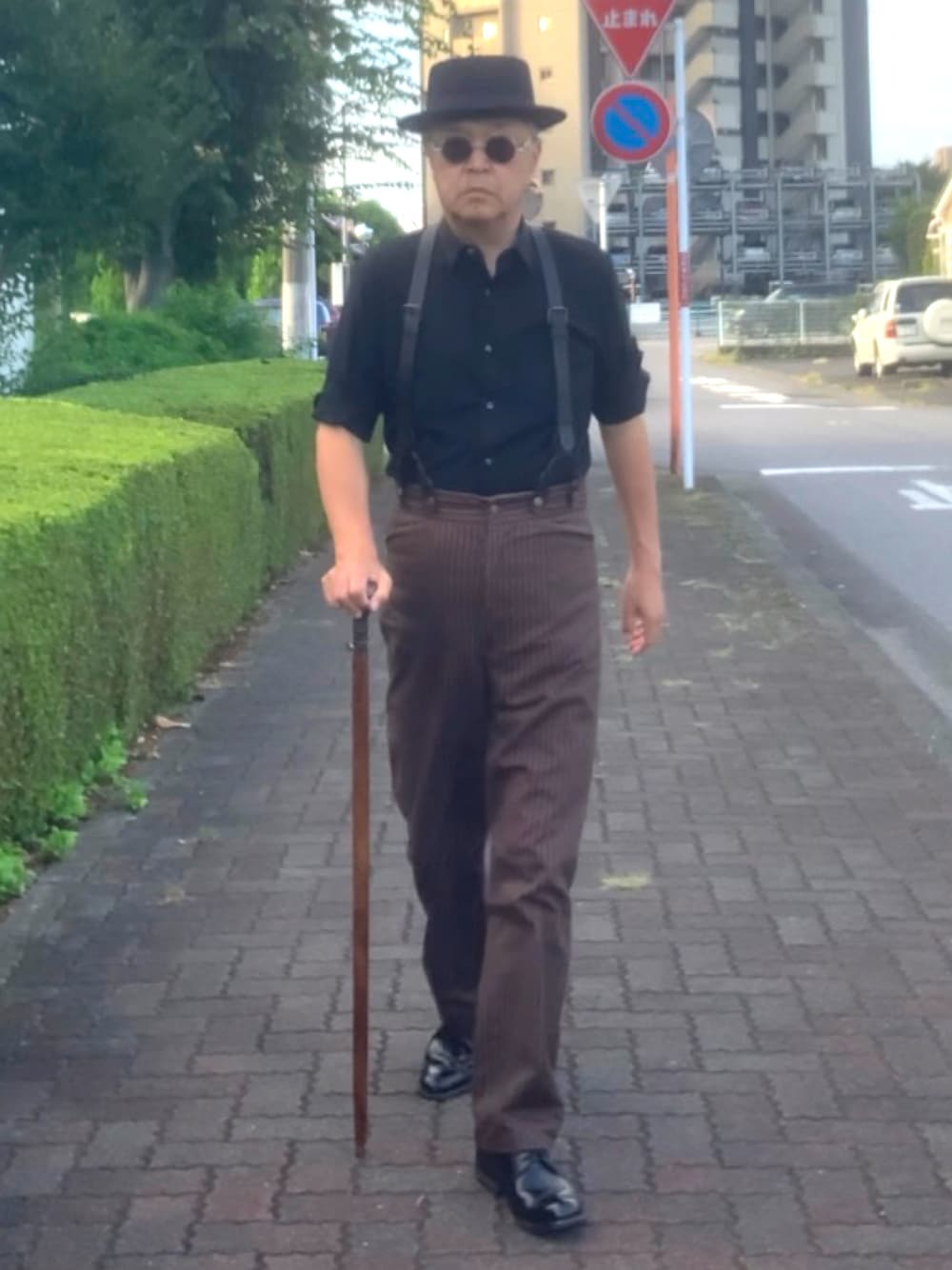 「トラッド、サスペンダー、黒シャツ、ポークパイハット、WEAR文芸部」｜「海外通販物のアイテム（その他パンツ、ブラウン系）」を使った、でゑさん（メンズ・175cm）の秋コーディネートの1枚目の写真