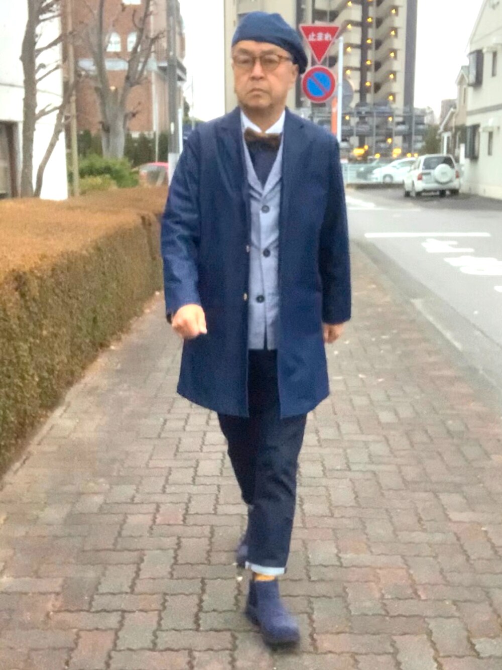 「トラッド、デニムコーデ、ジーンズ、ハンチング、蝶タイ」｜「Yarmoのアイテム（テーラードジャケット、ブルー系）」を使った、でゑさん（メンズ・175cm）の冬コーディネートの1枚目の写真