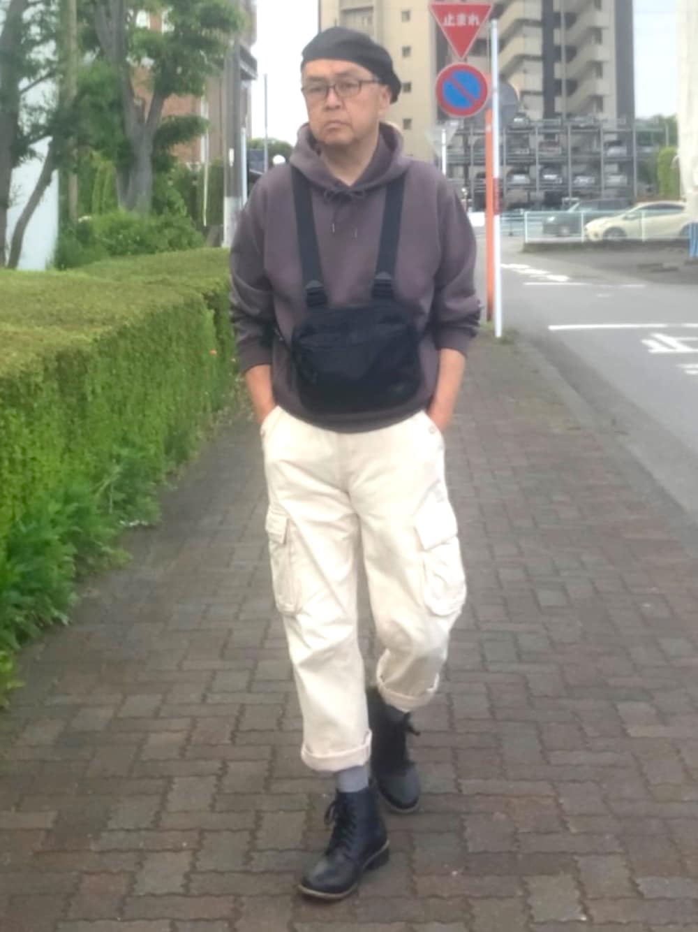 「トラッド、カーゴパンツ、パーカー、キャスケット、WEAR文芸部」｜「海外輸入品のアイテム（カーゴパンツ、ベージュ系）」を使った、でゑさん（メンズ・175cm）の春コーディネートの1枚目の写真