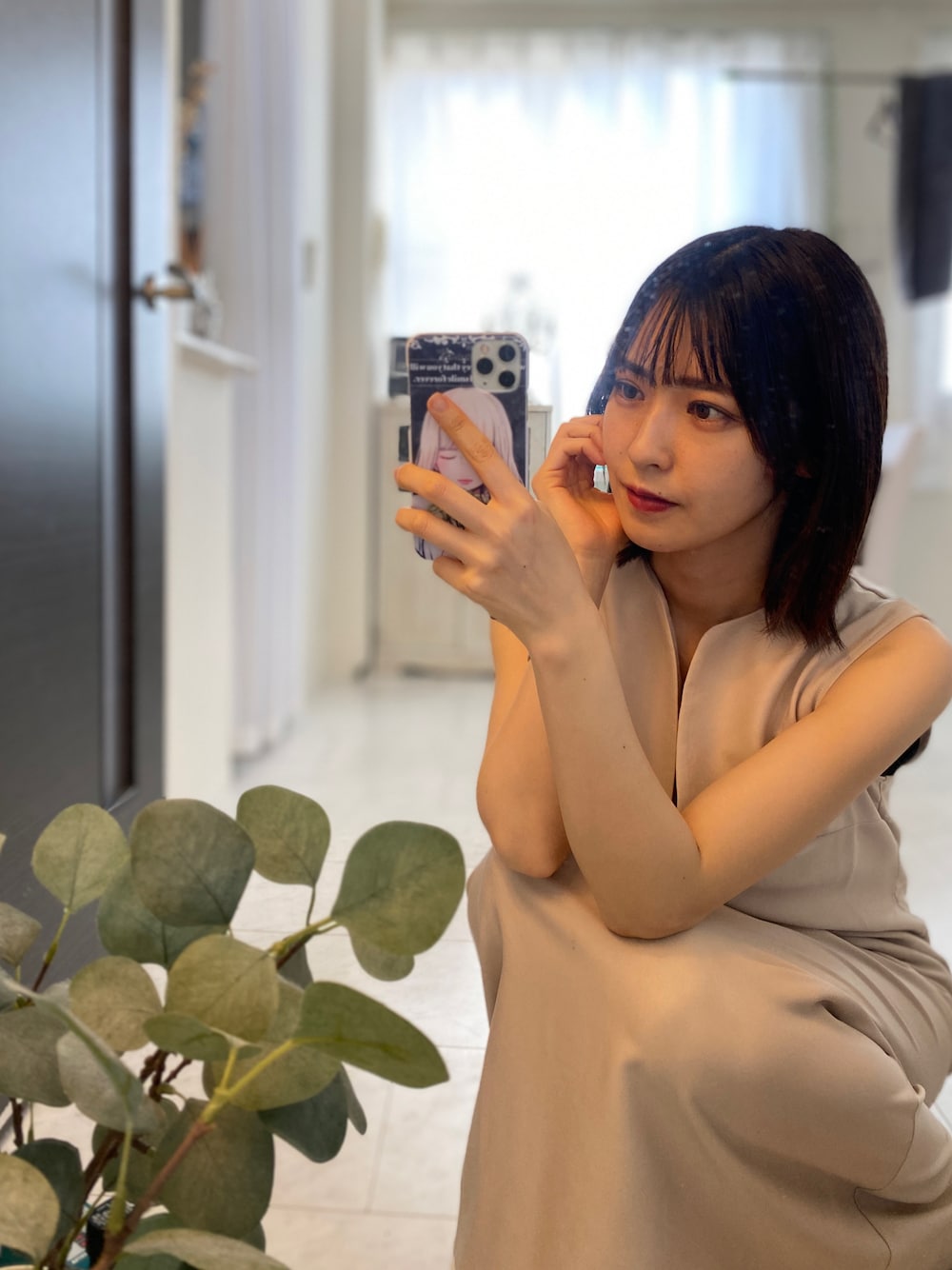 「楽チンコーデ、シンプルコーデ、休日スタイル、お出かけコーデ、ベージュ、ノースリーブワンピース、ワンピース、オトナ女子、夏コーデ、大人コーデ、プチプラ、ZOZOTOWN、ワントーンコーデ、ノースリーブ、おしゃれさんと繋がりたい」｜「ABITOKYOのバックスリットスキッパーロングジャンパースカート（ジャンパースカート、ベージュ系）」を使った、tamaさん（レディース・162cm）の秋コーディネートの1枚目の写真