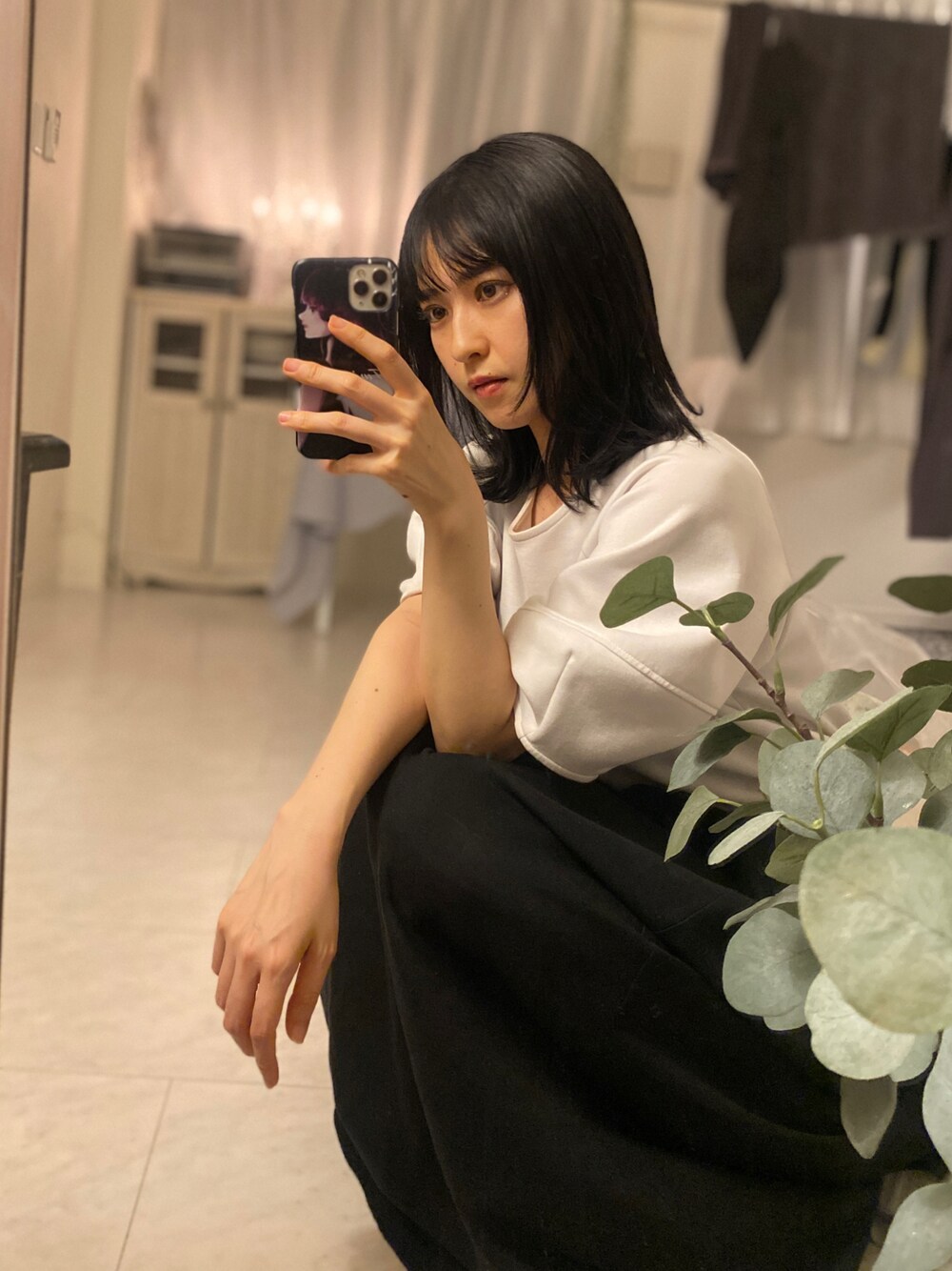 「秋のコーデ、秋服、モノトーン、プチプラ、白黒、ロングスカート、GU、オトナ女子、オトナカワイイ、大人女子、シンプルコーデ、シンプルスタイル、おでかけコーデ、ブルベ冬、黒髪」｜「JUNOAHのリネン混オープンブラウススカートセットアップ（セットアップ、ブラック系）」を使った、tamaさん（レディース・162cm）の秋コーディネートの1枚目の写真