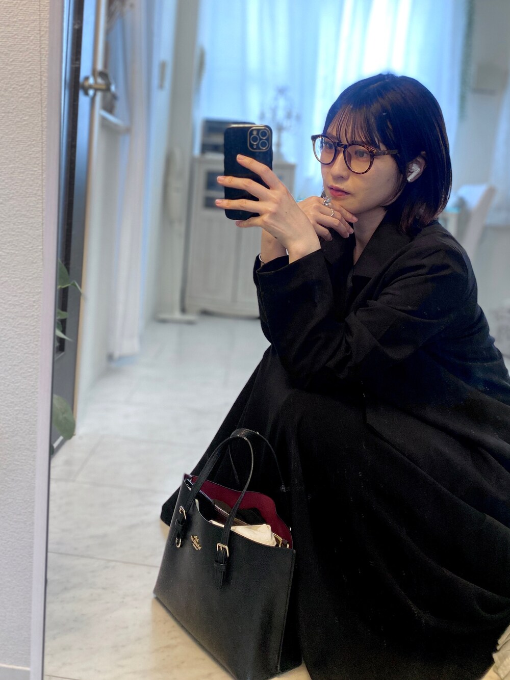 「秋服まるっと大公開、秋服、休日コーデ、オトナ女子、オールブラック、黒、ジャケット、ロングスカート、プチプラ、シンプルコーデ、ブラック、キレイめ、ブルベ冬、メガネ女子、大人コーデ」｜「COACHの【コーチ】チャニング キャリーオール（ショルダーバッグ、ブラック系）」を使った、tamaさん（レディース・162cm）の秋コーディネートの1枚目の写真