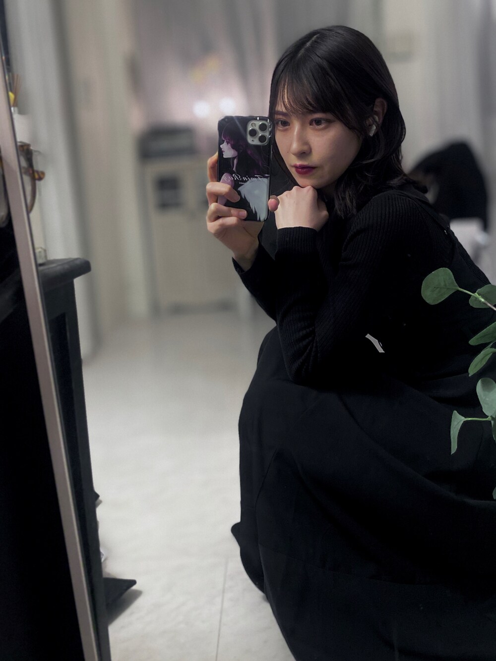 「春のおしゃ見えテクニック、春服、ootd、大人かわいい、着回しコーデ、シンプル、シンプルコーデ、タートルネック、オールブラック、プチプラ、ジャンバースカート、黒、ワンピース、オトナ女子、ワントーンコーデ」｜「GUのアイテム（ニット/セーター、ブラック系）」を使った、tamaさん（レディース・162cm）の春コーディネートの1枚目の写真