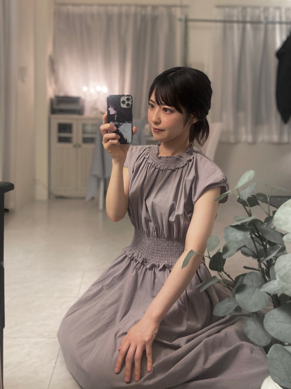 「シンプルコーデ、ワンピース、大人かわいい、グレー、シンプル、大人女子、大人ガーリー、ガーリー、ワンカラー、ブルベ冬、ロングワンピース、ポニーテール、秋服、秋服まるっと大公開、おしゃれさんと繋がりたい」｜「ABITOKYOのハイネック シャーリングフレンチスリーブワンピース（ワンピース、グレー系）」を使った、tamaさん（レディース・162cm）の秋コーディネートの1枚目の写真