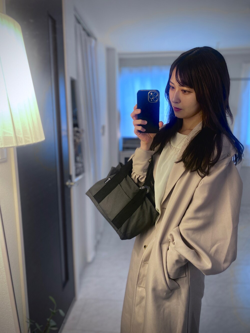 「オトナ女子、トレンチコート、シンプル、春コーデ、カジュアルコーデ、春夏コーデ、トートバッグ、プチプラ、ゆるコーデ、きれいめカジュアル、シンプルコーデ、ベージュ、ナチュラル、大人カジュアル、オトナカワイイ」｜「MURAのR-PET(リサイクルポリエステル) 撥水 抗菌 仕切り付き ミニ トートバッグ（トートバッグ、グレー系）」を使った、tamaさん（レディース・162cm）の春コーディネートの1枚目の写真