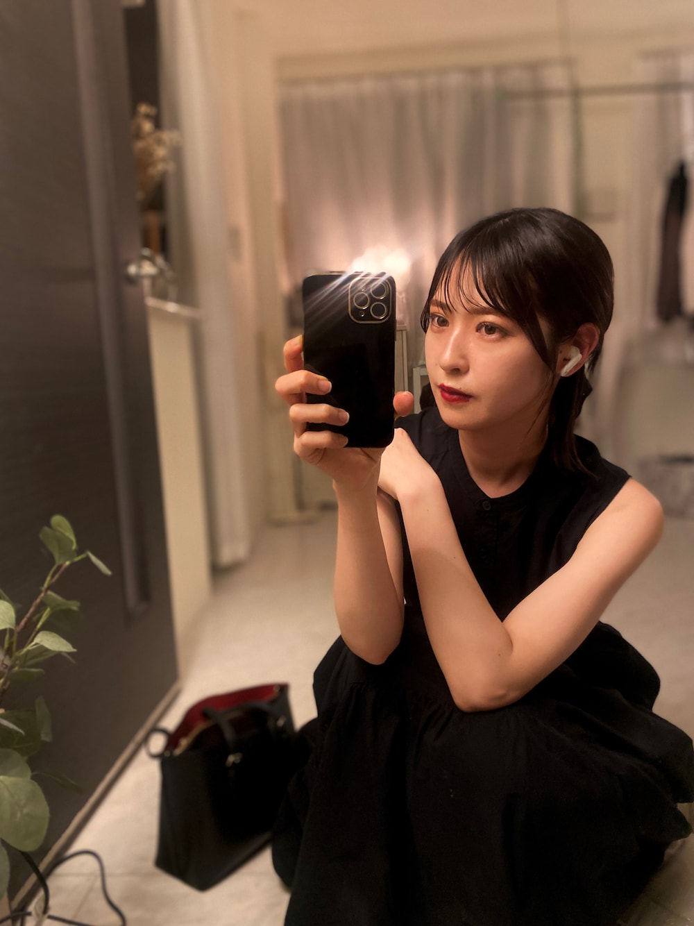 「大人かわいい、ラクチンコーデ、おでかけコーデ、お洒落さんとつながりたい、シンプルコーデ、ワンピース、ユニクロ、プチプラ、黒、オールブラック、プチプラコーデ、ブラックコーデ、ノースリーブ、シンプルスタイル、夏コーデ」｜「UNIQLOのアイテム（ワンピース、ブラック系）」を使った、tamaさん（レディース・162cm）の秋コーディネートの1枚目の写真