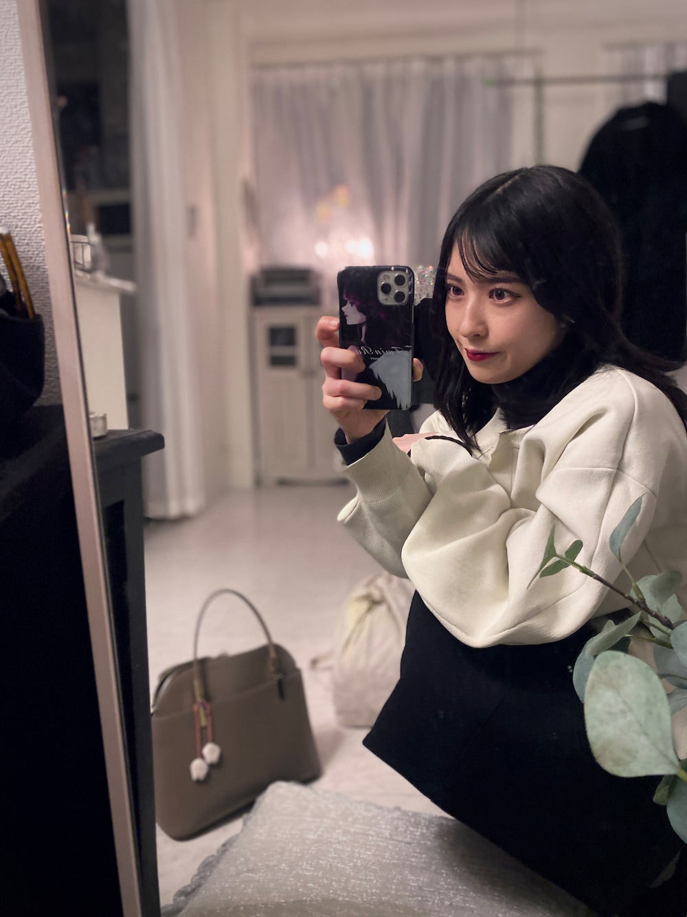 「プチプラ、休日スタイル、ゆったりコーデ、大人かわいい、着回しコーデ、モノトーンコーデ、オトナ女子、タイトスカート、タートルネック、白、黒、冬ファッション、白黒、お出かけコーデ、お洒落さんとつながりたい」｜「ROPE' PICNICの【軽量】レクタンメタルミドルラウンドボストン＆ショルダーバッグ（ショルダーバッグ、ベージュ系）」を使った、tamaさん（レディース・162cm）の冬コーディネートの1枚目の写真