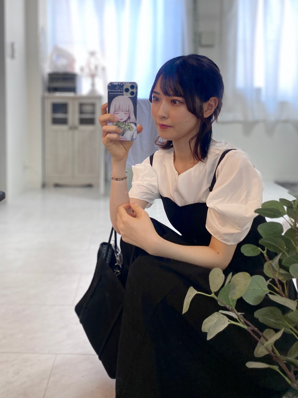 「ジャンスカ、ジャンスカコーデ、モノトーン、休日コーデ、大人女子、オトナガーリー、シンプルコーデ、おでかけコーデ、ブラック、大人ガーリー、スカート、ブラウス、モノトーンコーデ、JUNOAH、titty&Co.」｜「MURAのネオプレン メッシュ ミニ トートバッグ（サコッシュ別売り）（トートバッグ、ブラック系）」を使った、tamaさん（レディース・162cm）の秋コーディネートの1枚目の写真