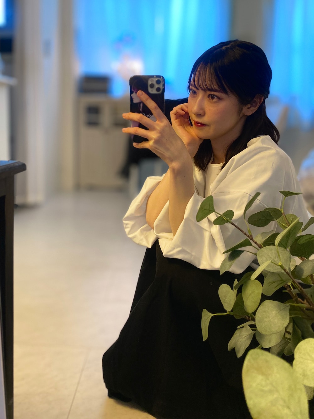 「シンプルコーデ、おでかけコーデ、オトナカワイイ、デートコーデ、キレイめコーデ、ootd、冬、大人女子、シンプル、プチプラコーデ、大人かわいい、モノトーン、スカート、ブラウス、白黒」｜「JUNOAHのリネン混オープンブラウススカートセットアップ（セットアップ、ブラック系）」を使った、tamaさん（レディース・162cm）の冬コーディネートの1枚目の写真