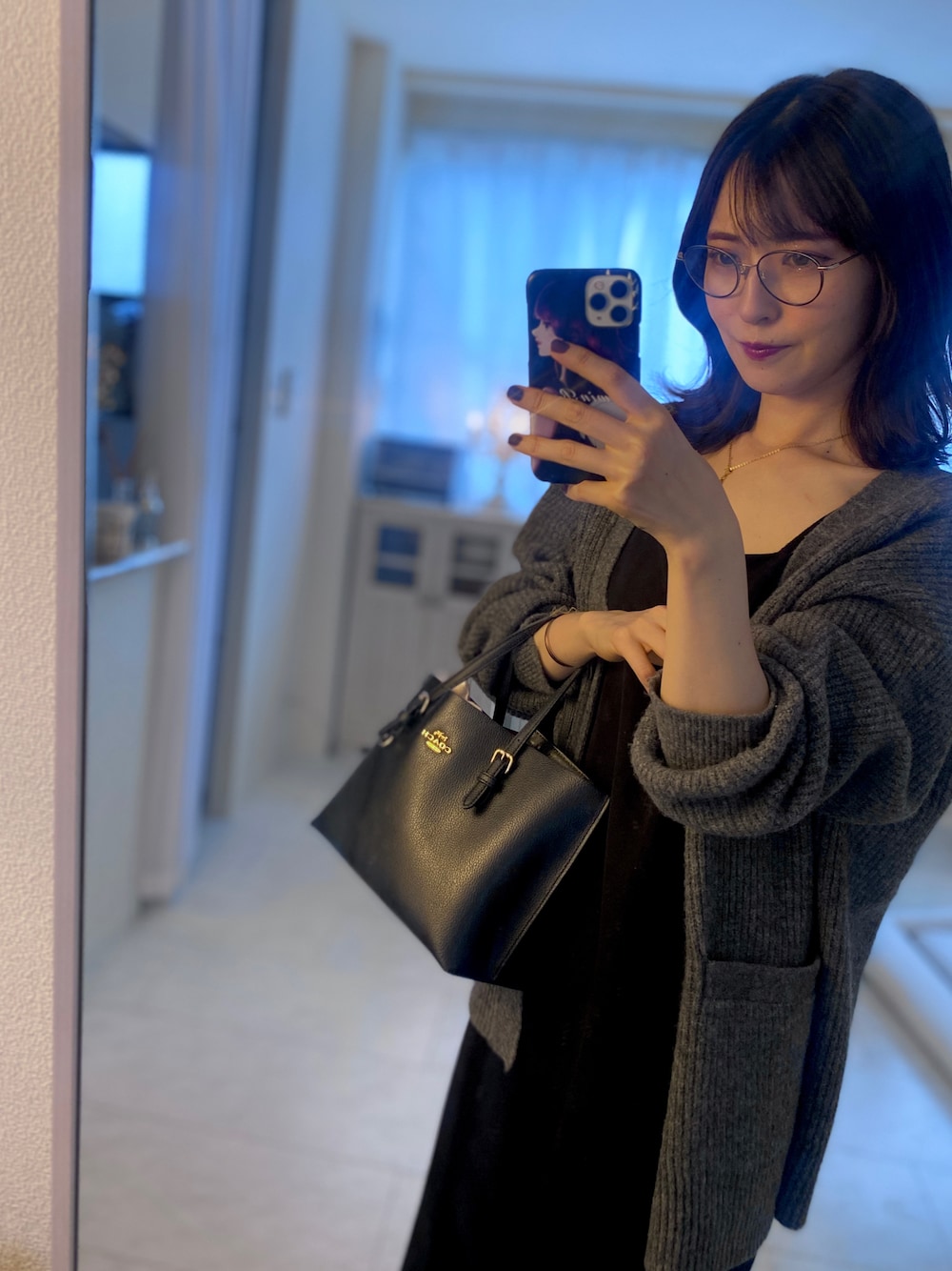 「ファッションを楽しもう、シンプルスタイル、グレー、ノースリーブワンピース、秋冬コーデ、秋冬、シンプルコーデ、大人女子、COACH、丸めがね、黒、カーディガン、GU、プチプラ、着回しコーデ」｜「COACHの【コーチ】チャニング キャリーオール（ショルダーバッグ、ブラック系）」を使った、tamaさん（レディース・162cm）の秋コーディネートの1枚目の写真