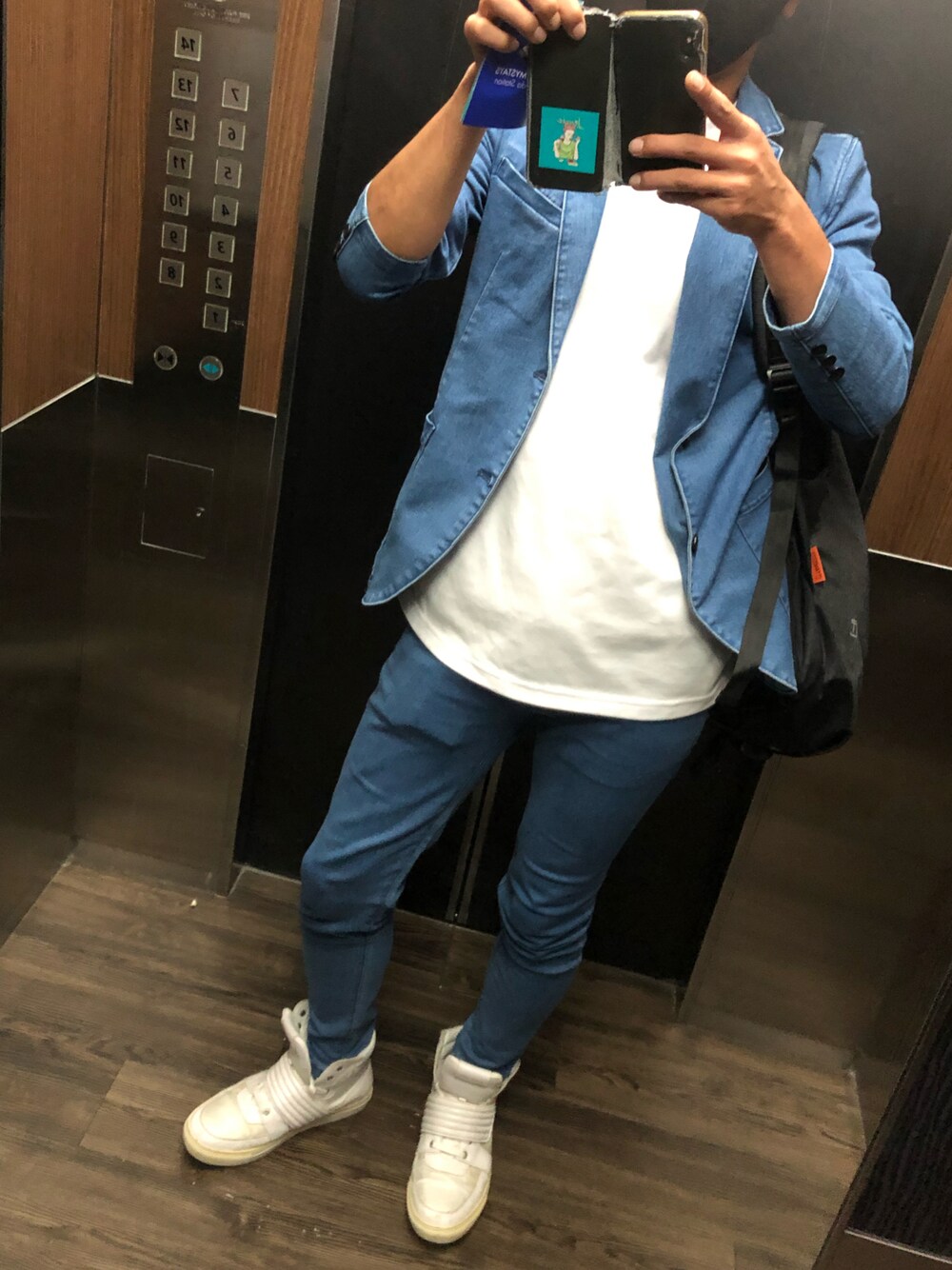 ブルー系のデニムジャケット、ブルー系のその他パンツ、ホワイト系のスニーカーを着用したメンズの夏コーディネートの1枚目の写真