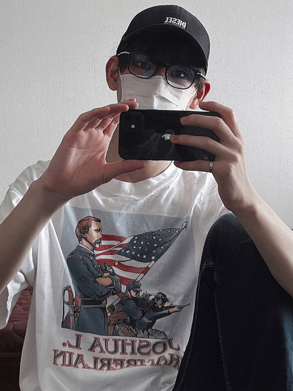 「シンプル、スニーカーコーデ、デニムパンツ、黒縁メガネ、白×青、白Tシャツ、黒キャップ、デザイントップス」｜「DIESELの【DIESEL/ディーゼル】ブランドロゴコットンベースボールキャップ（キャップ、ブラック系）」を使った、➿K➿さん（メンズ・182cm）の秋コーディネートの1枚目の写真