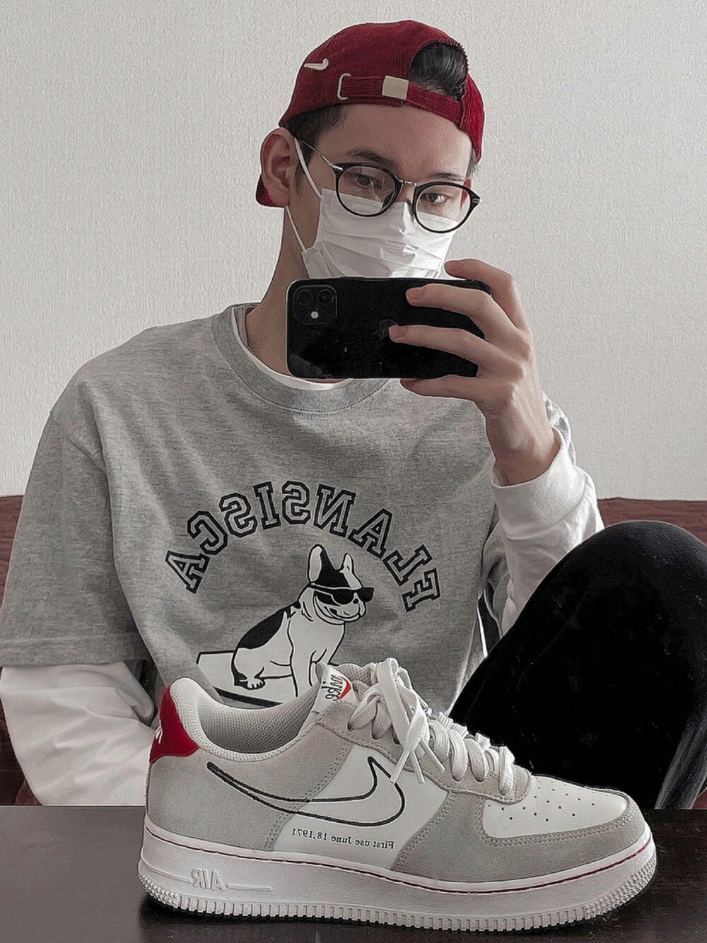 「カジュアル、NIKE、キャップ、ボルドー、ロンT、ワイドパンツ、白スニーカー、黒縁メガネ、白×グレー、ゆるコーデ、ビッグT、デザインTシャツ、秋コーデ」｜「NIKEのNIKE AIR FORCE 1 '07 LV8 / ナイキ エア フォース 【SP】（スニーカー、ベージュ系）」を使った、➿K➿さん（メンズ・182cm）の秋コーディネートの1枚目の写真