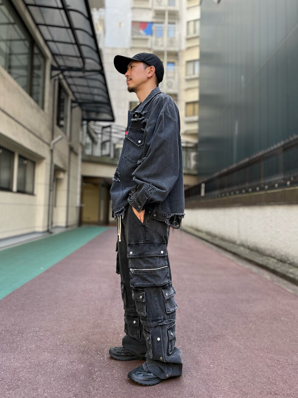カーゴパンツを使った「デニムセットアップ」の人気ファッション