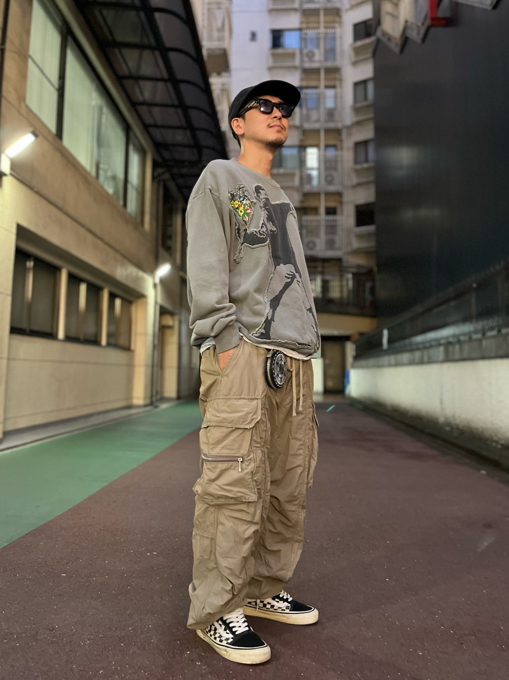 カーゴパンツ（ベージュ系）を使った「30代コーデ」のメンズ人気