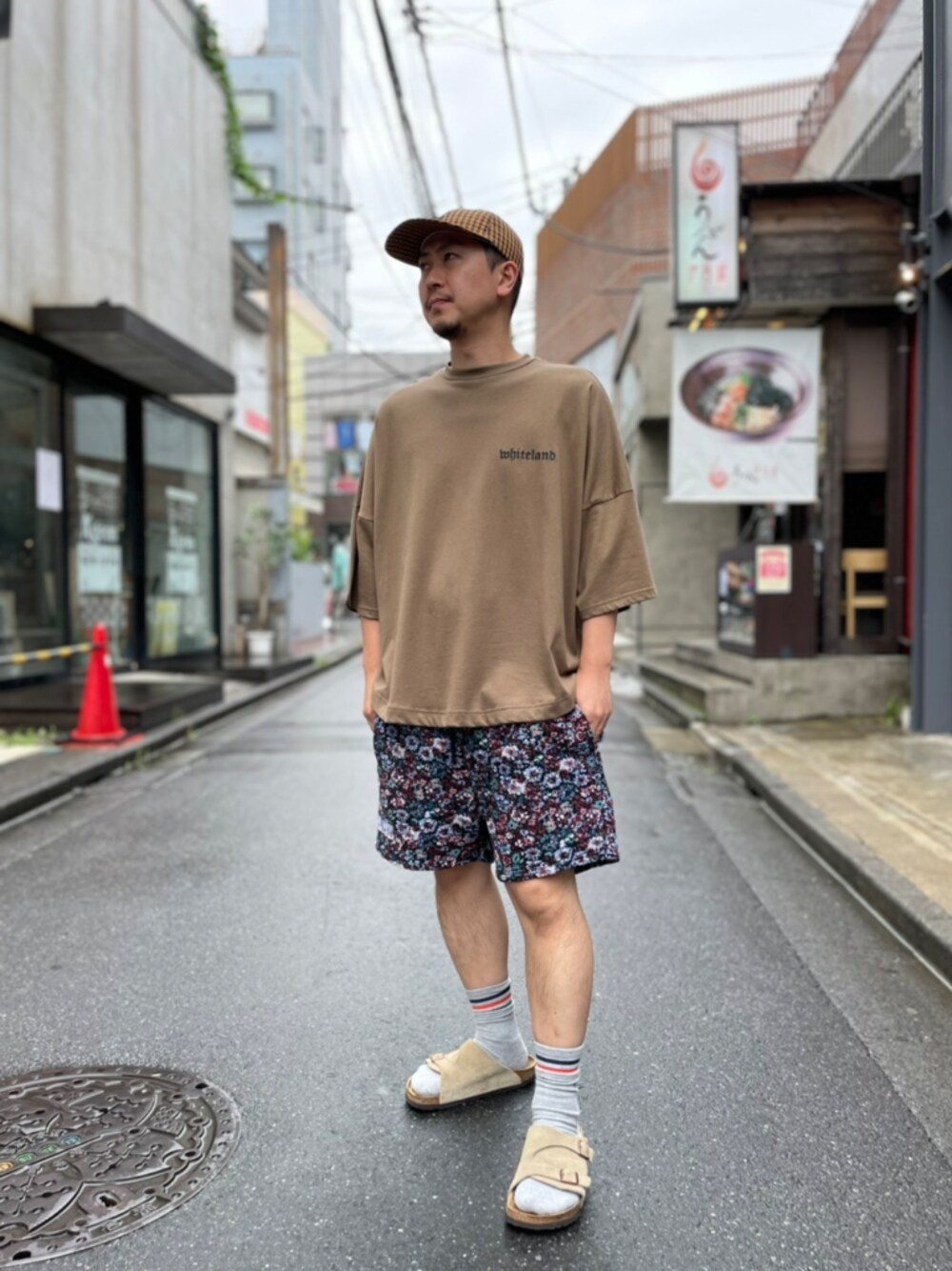 「柄パンツ、夏、アウトドアスタイル、キャップ、ショートパンツ、ハーフパンツ、サンダル、短パン、サンダルに靴下、夏だ！Tシャツ着よう！」｜「WHITELANDのWHITELAND/ホワイトランド/ロゴワイドTシャツ（Tシャツ/カットソー、グリーン系）」を使った、LHP福岡店 staffさん（メンズ・165cm）の夏コーディネートの1枚目の写真
