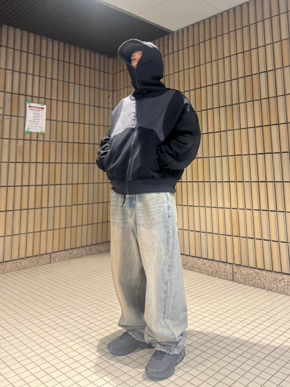 「ジップパーカー、ワイドパンツ、低身長コーデ、ラクチンコーデ、デニムコーデ、ワイドデニム、バギーパンツ、バギーデニム、フード付きアウター、フードブルゾン、フードジャケット、whiteland、LHP」｜「WHITELANDのWHITELAND/ホワイトランド/SWITCH ZIP HOODIE（パーカー、ブラック系）」を使った、LHP福岡店 staffさん（メンズ・165cm）の冬コーディネートの1枚目の写真