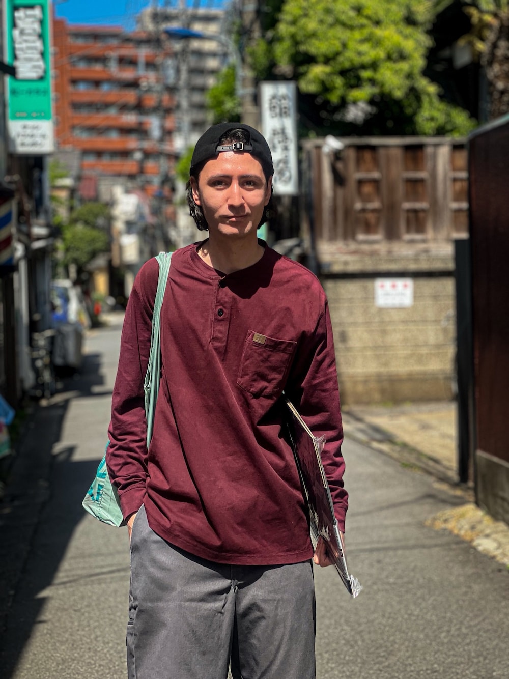 「最近のいい感じコーデ、古着MIX、メンズコーデ、春コーデ、シンプルスタイル、メンズファッション、リラックススタイル、ゆるコーデ、ハーフパンツ、ハーフパンツコーデ、ロンT、ストリート、ストリートコーデ、キャップ、キャップ後ろかぶり」｜「Wranglerのアイテム（Tシャツ/カットソー、レッド系）」を使った、キアヌ/ Keanuさん（メンズ・186cm）の春コーディネートの1枚目の写真