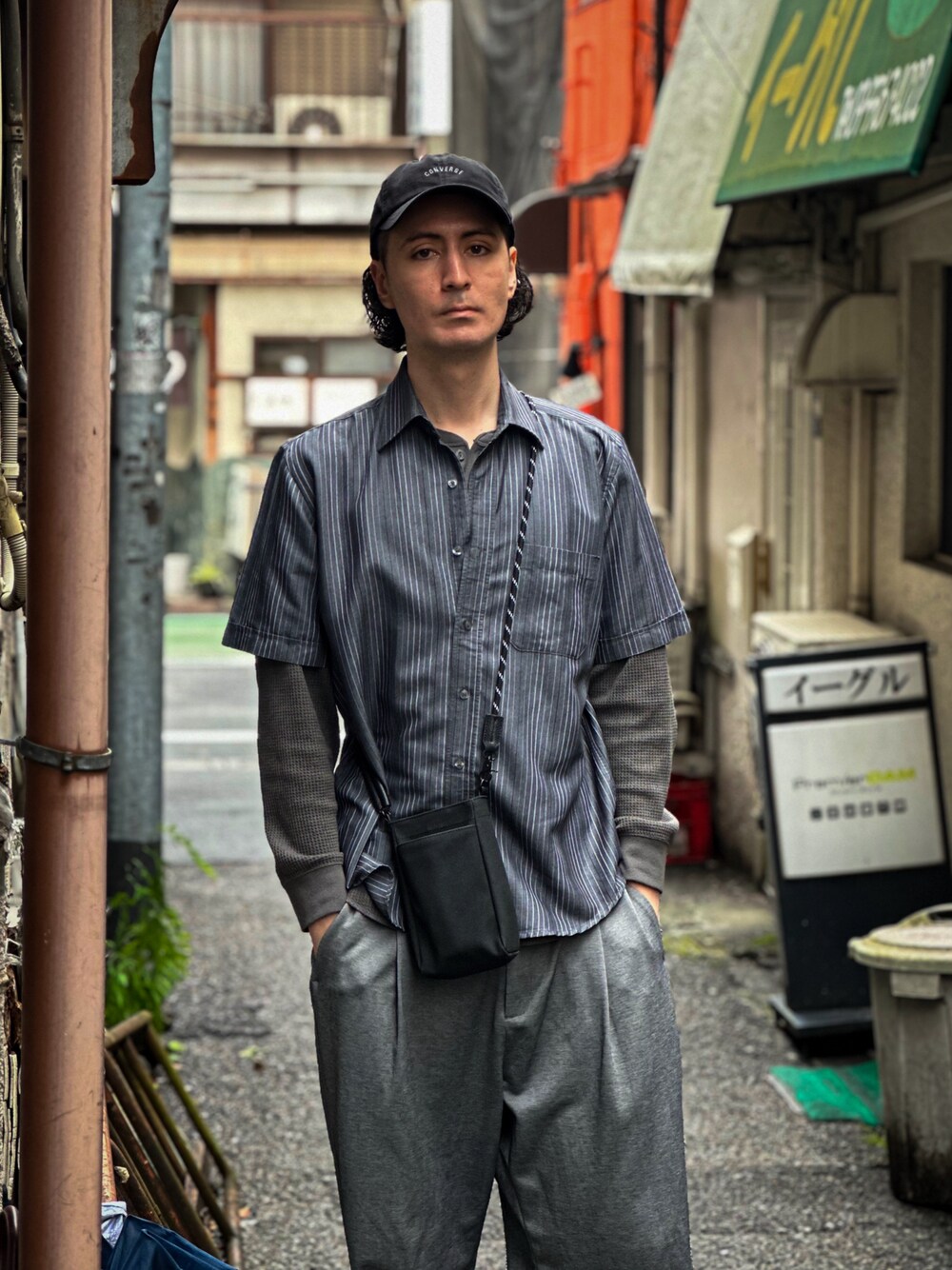 「最近のいい感じコーデ、シンプルコーデ、お出かけコーデ、スニーカー、シック、グレー、グレーコーデ、キャップ、ストライプシャツ、大人コーデ、ラフ、ラフコーデ、モノトーン、モノトーンコーデ」｜「BONBONのアイテム（その他パンツ、グレー系）」を使った、キアヌ/ Keanuさん（メンズ・186cm）の春コーディネートの1枚目の写真