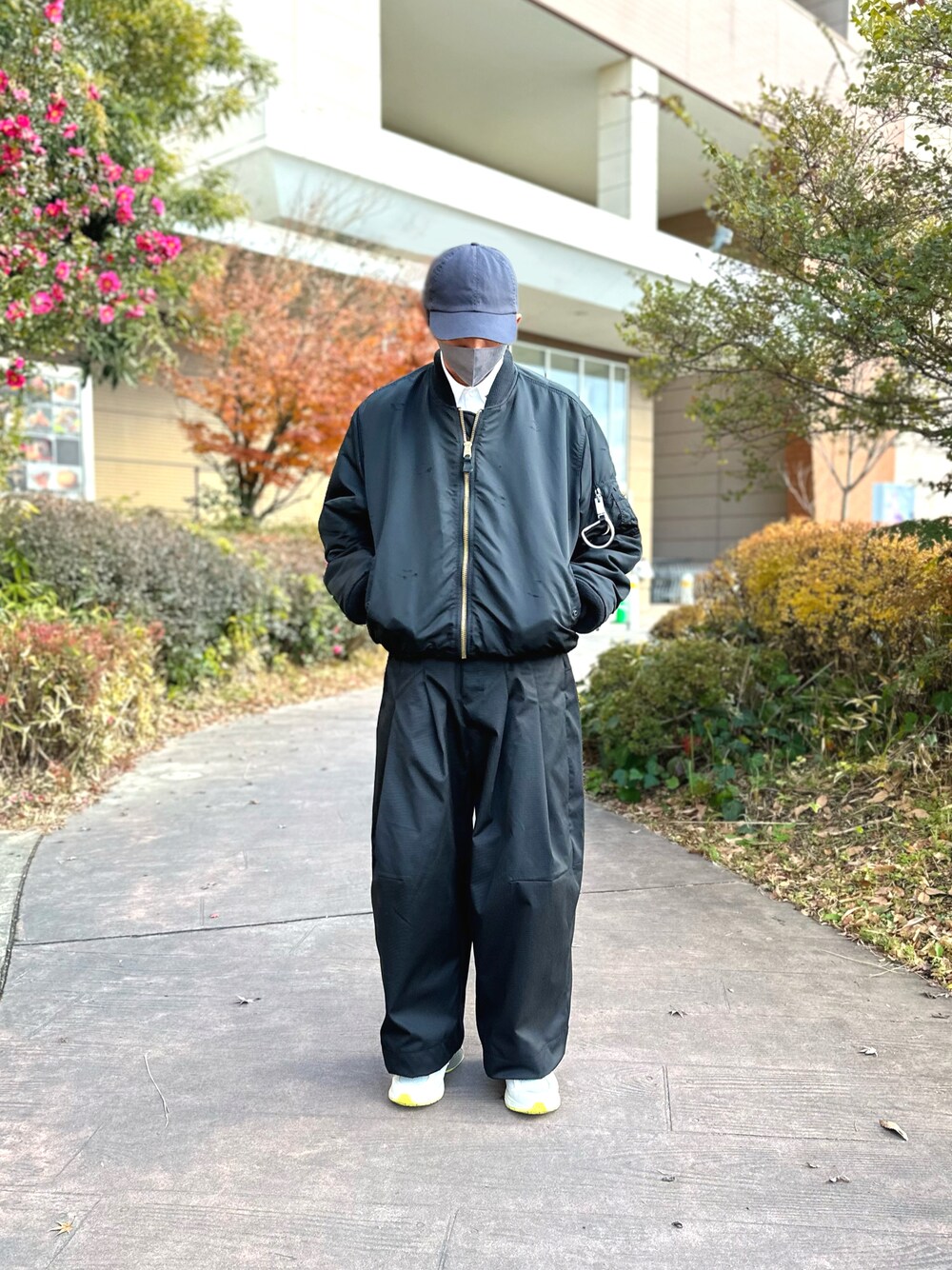 「オトナカジュアル、MA-1、alyx、バギーパンツ、SHINYA KOZUKA、New Balance、AURALEE、黒、シンプルスタイル、冬コーデ、黒コーデ、新年一発目」｜「SHINYAKOZUKAのアイテム（パンツ、ブラック系）」を使った、TTY®︎さん（メンズ・174cm）の冬コーディネートの1枚目の写真