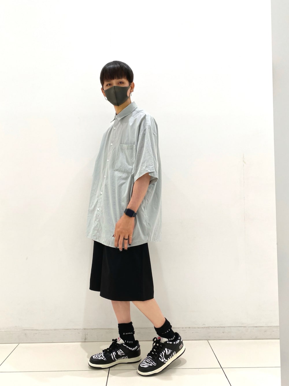 「シンプル、UNIQLO、半袖シャツ、オトナカジュアル、韓国ファッション、dunk、ワイドショーツ、くすみカラー、doublet、JWANDERSON、nike sb」｜「韓国ブランドのアイテム（シャツ/ブラウス、グリーン系）」を使った、TTY®︎さん（メンズ・174cm）の秋コーディネートの1枚目の写真