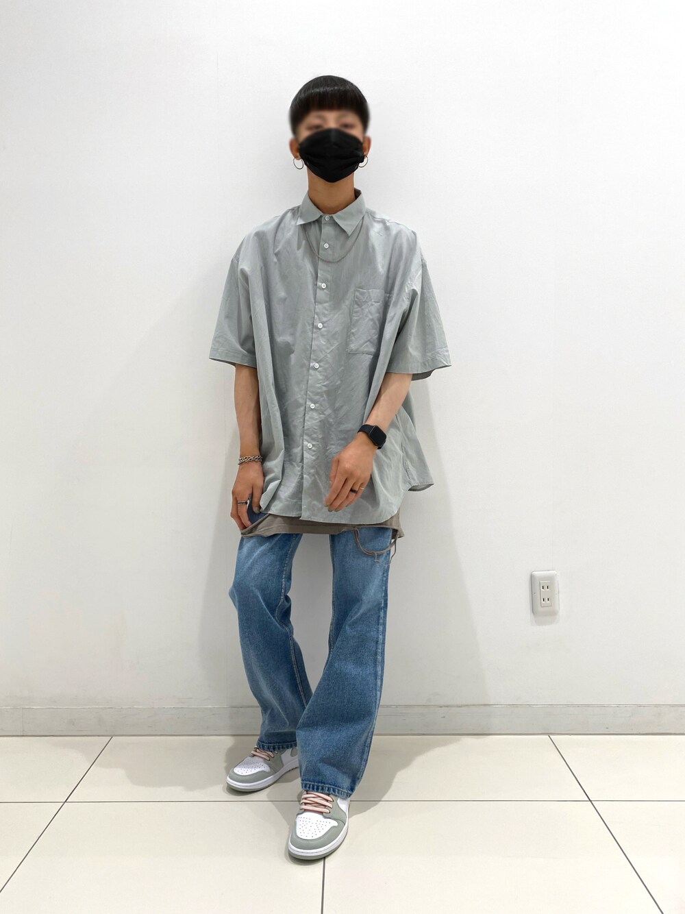 「シンプル、NIKE、デニムパンツ、ネイル、半袖シャツ、オトナカジュアル、韓国ファッション、くすみカラー、air jordan 1、フレアデニム、Chikashitsu+」｜「NIKEのアイテム（スニーカー、ホワイト系）」を使った、TTY®︎さん（メンズ・174cm）の秋コーディネートの1枚目の写真