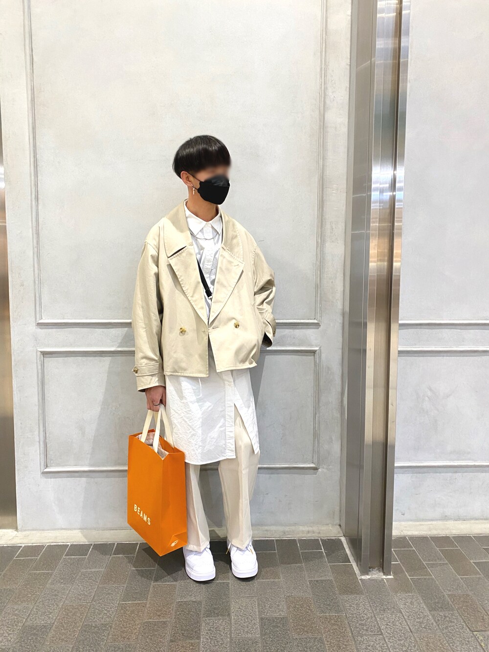 「オトナカジュアル、韓国ファッション、きれいめカジュアル、ショートトレンチ、MONKEY TIME、白パンツ、NIKE、peaceminusone、kwondo1、ロングシャツ、H&M、チョコ色に染まれ」｜「MONKEY TIMEの＜monkey time＞ COTTON GABA CROPPED COAT/クロップドコート（トレンチコート、ベージュ系）」を使った、TTY®︎さん（メンズ・174cm）の冬コーディネートの1枚目の写真