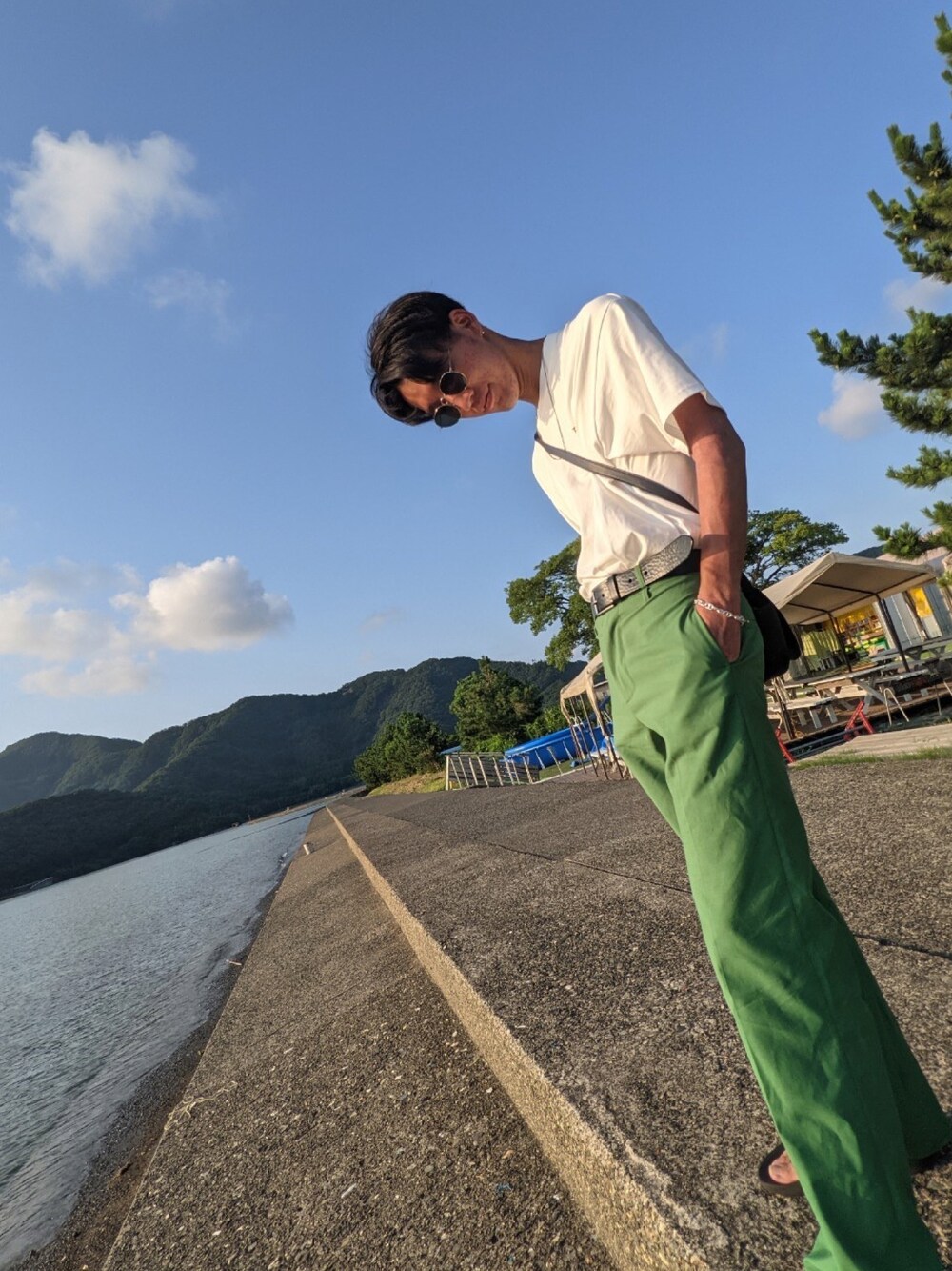 「夏コーデ、シンプルコーデ、カジュアル、オーバーサイズ、お洒落さんとつながりたい、白シャツ、カラーパンツ、グリーンパンツ、韓国風コーデ、kpop、海、夕日、清潔感、韓国、サンダル」｜「JOURNAL STANDARDの◆Vulture【HHF / ハロルド・ハンター 】RAIL（Tシャツ/カットソー、ホワイト系）」を使った、のっちさん（メンズ・181cm）の夏コーディネートの1枚目の写真