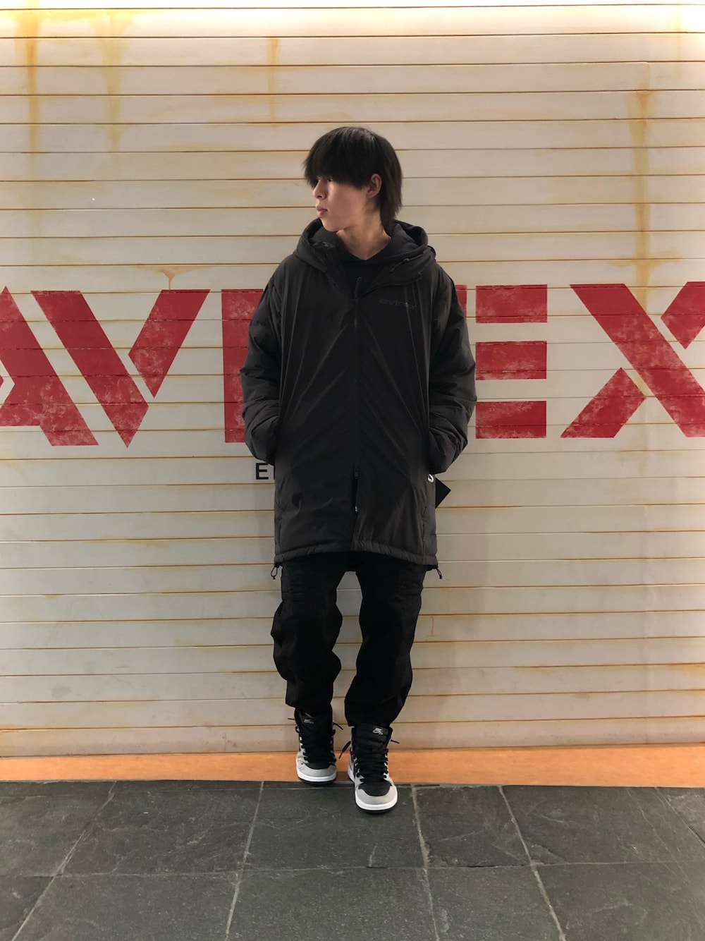 「コート、ビッグシルエット、AVIREX、冬コーデ、スニーカーコーデ、今日のコーデ、秋冬コーデ、おしゃれさんと繋がりたい、AVIREXBelle、ファッションの力を信じよう」｜「AVIREXの【AVI-TEX】フレキシブル ダウン ジャケット / FLEXIBLE DOWN COAT / アヴィレックス / AVIREX（ダウンジャケット/コート、ブラック系）」を使った、ふく。さん（メンズ・175cm）の冬コーディネートの1枚目の写真