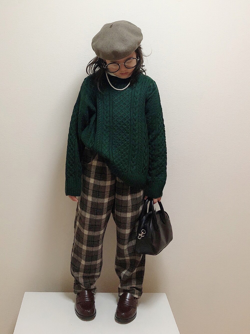 「ニット、グリーン、ベレー帽、ローファー、チェックパンツ、パールネックレス、ミニバッグ、ベレー帽×メガネ、チェック柄に恋してる、ケーブルニット」｜「agnes b.のK134 E BERET キッズ ウールベレー（ハンチング/ベレー帽、ブラウン系）」を使った、nami *さん（キッズ・110cm）の秋コーディネートの1枚目の写真