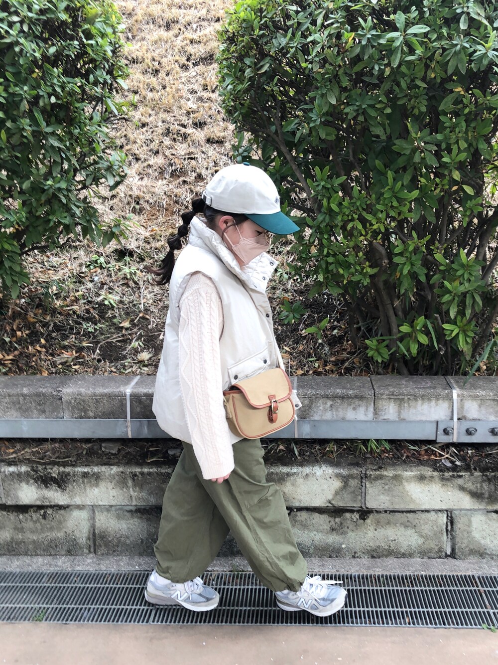 「lowrysfarmkids、ローリーズファームキッズ、キャップ、ベスト、カーゴパンツ、ニューバランス、ショルダーバッグ、休日コーデ、休日スタイル、ダントン、シンプルコーデ」｜「DANTONのDANTON | キッズ 2トーン配色6Pキャップ（キャップ、ホワイト系）」を使った、nami *さん（キッズ・120cm）の冬コーディネートの1枚目の写真