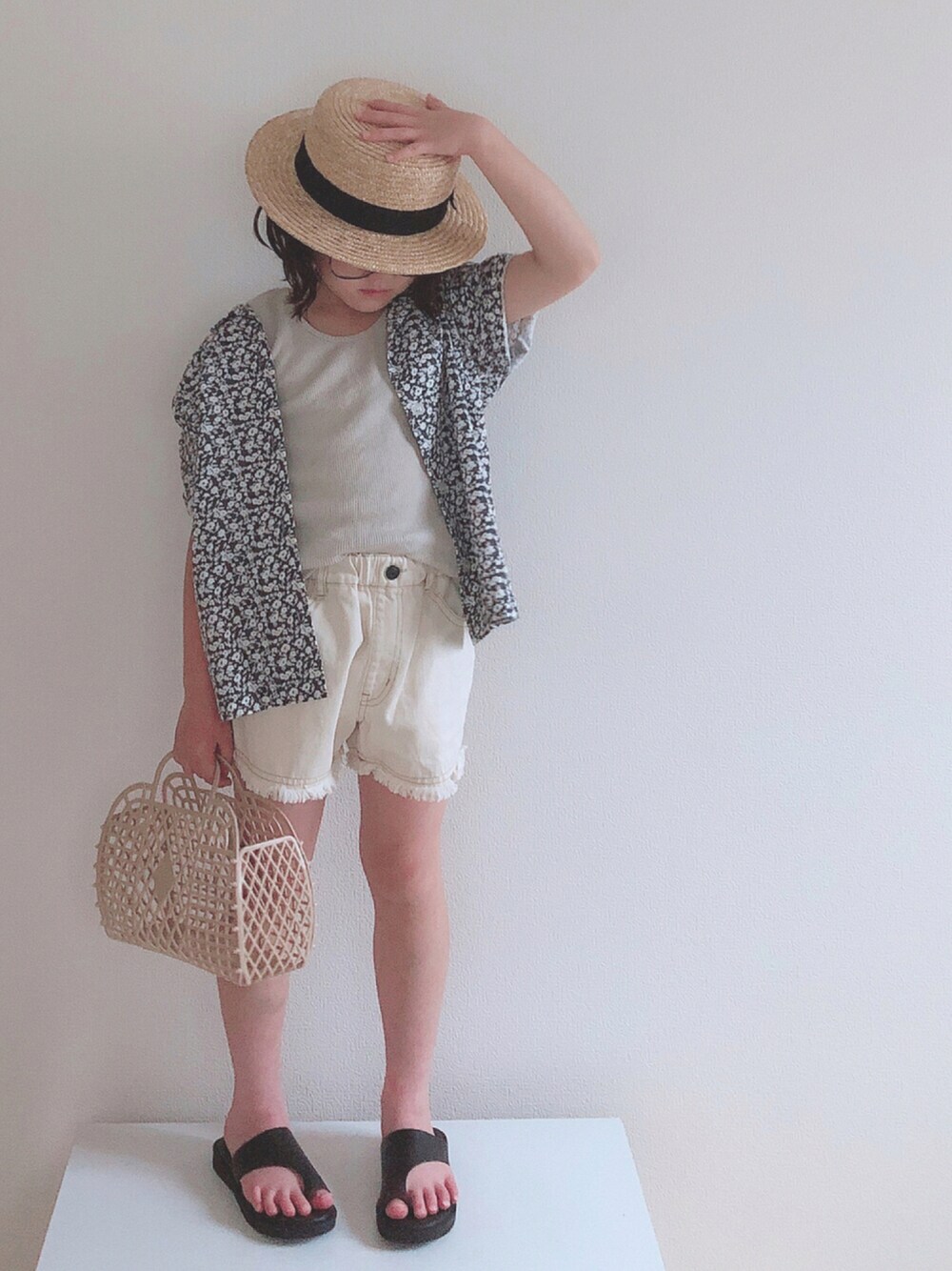 「柄シャツ、ホワイトパンツ、ショートパンツ、サンダル、カンカン帽、むぎわら帽子、花柄、小花柄、開襟シャツ、オープンカラーシャツ」｜「apres les coursのお花＆DOT開襟シャツ（シャツ/ブラウス、その他）」を使った、nami *さん（キッズ・110cm）の夏コーディネートの1枚目の写真