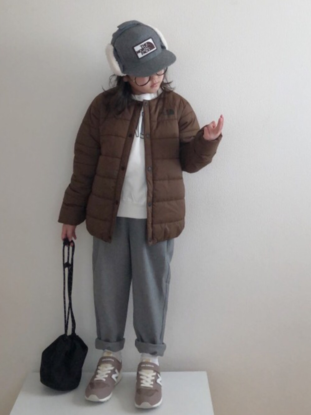 「ザノースフェイス、巾着バッグ」｜「LOWRYS FARMのラナテックキノウタックパンツ　949129（その他パンツ、グレー系）」を使った、nami *さん（キッズ・110cm）の冬コーディネートの1枚目の写真