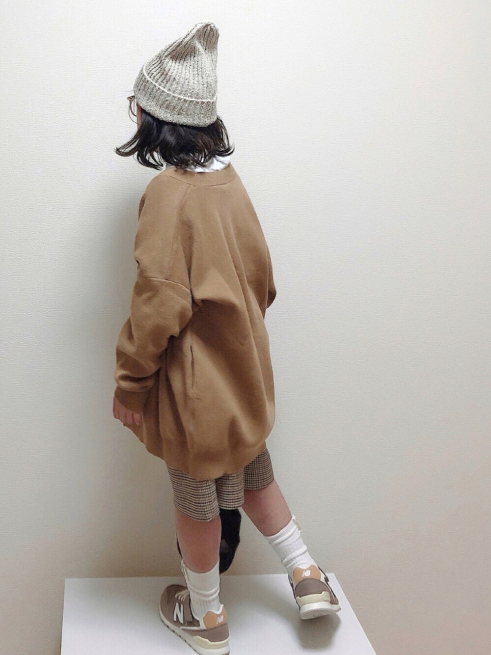 「チェック、カーディガン、ニット、ビッグシルエット、ワントーンコーデ、ニット帽、ニューバランス、ハーフパンツ、巾着バッグ、キュロット、白靴下、ゆるコーデ、チェッカーず2021」｜「LOWRYS FARMのネップニットワッチ　229205（ニットキャップ/ビーニー、ホワイト系）」を使った、nami *さん（キッズ・110cm）の秋コーディネートの1枚目の写真