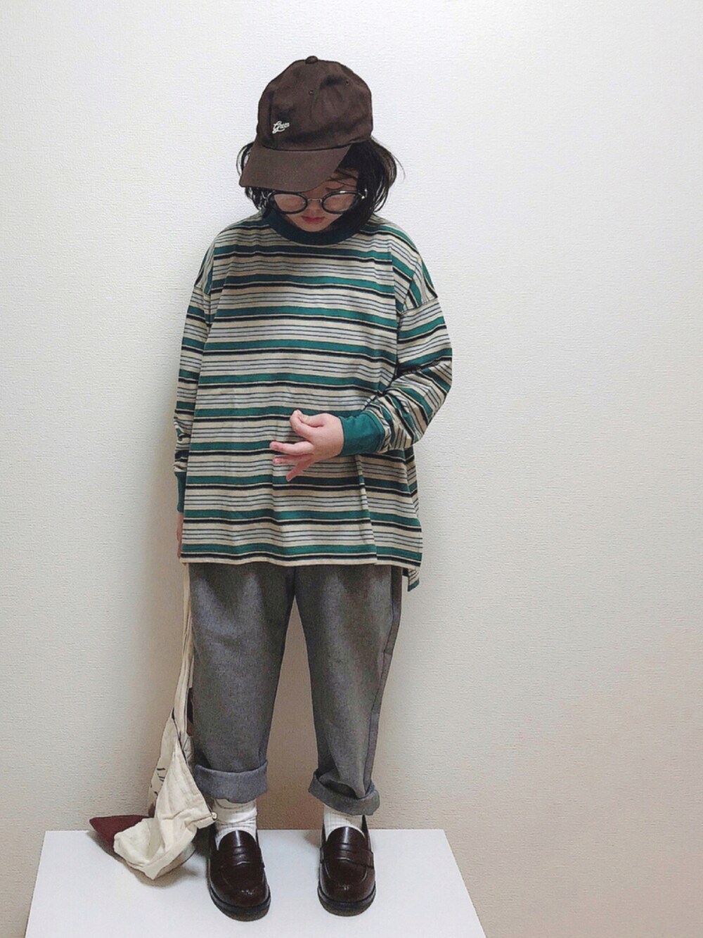 グリーン系のTシャツ/カットソー、グレー系のその他パンツ、ブラウン系のローファーを着用したキッズの秋コーディネートの1枚目の写真
