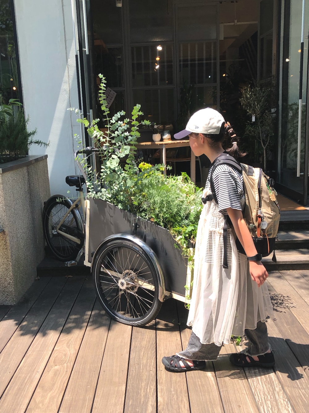 「ボーダー、夏休み、おでかけコーデ、レイヤードスタイル、チュール、チュールワンピ、キャップ、マーキーズ(MARKEY'S)、キッズコーデ、デニムパンツ、Tシャツ、リュック」｜「NEW ERAの【別注】＜NEW ERA＞EX Youth 9TWENTY ニューヨーク ヤンキース / Y9T（キャップ、ブルー系）」を使った、nami *さん（キッズ・131cm）の夏コーディネートの1枚目の写真