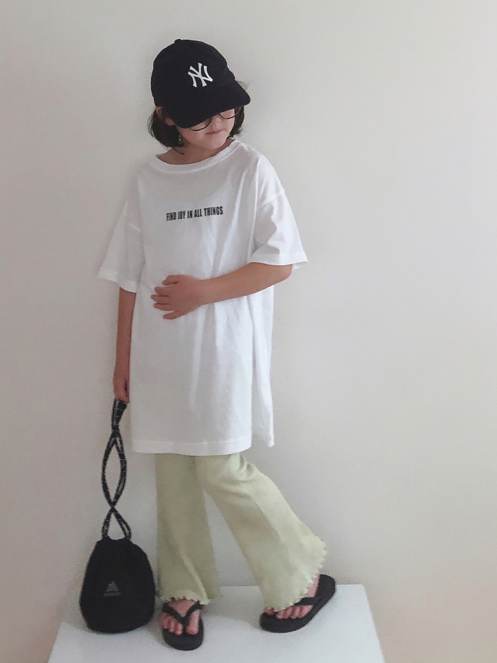 ホワイト系のTシャツ/カットソー、グリーン系のその他パンツ、ブルー系のキャップを着用したキッズの夏コーディネートの1枚目の写真