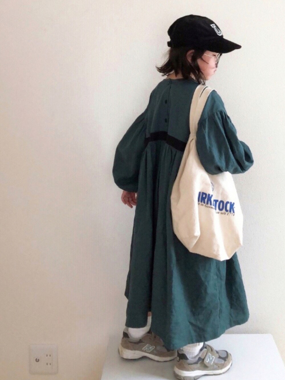 「トートバッグ、グリーン、キャップ、ニューバランス、ハンドメイド、ロングワンピース、y__n、だから秋服が好き」｜「NEW BALANCEのPV990（スニーカー、グレー系）」を使った、nami *さん（キッズ・110cm）の秋コーディネートの1枚目の写真