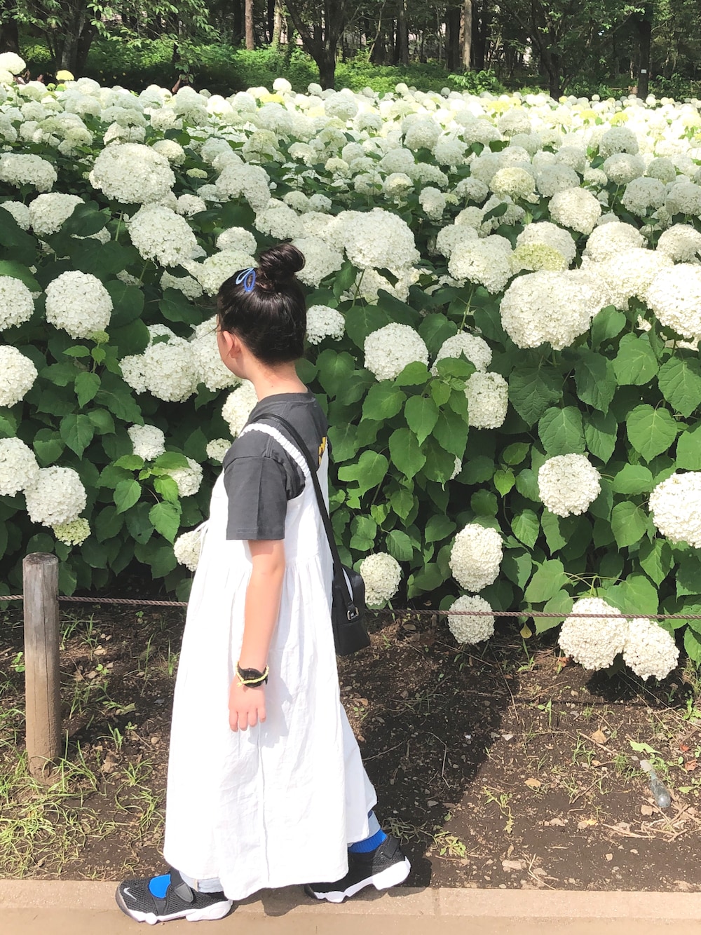 「このスタイルがお気に入り、初夏コーデ、カラーソックス、ワンピース、ハンドメイド、ショルダーバッグ、デニムパンツ、おだんごヘアー、エアリフト、ロングワンピース、レイヤードスタイル」｜「LOWRYS FARMのルーニー・テューンズＴシャツ/ワーナー・ブラザース100周年　192576（Tシャツ/カットソー、グレー系）」を使った、nami *さん（キッズ・120cm）の夏コーディネートの1枚目の写真