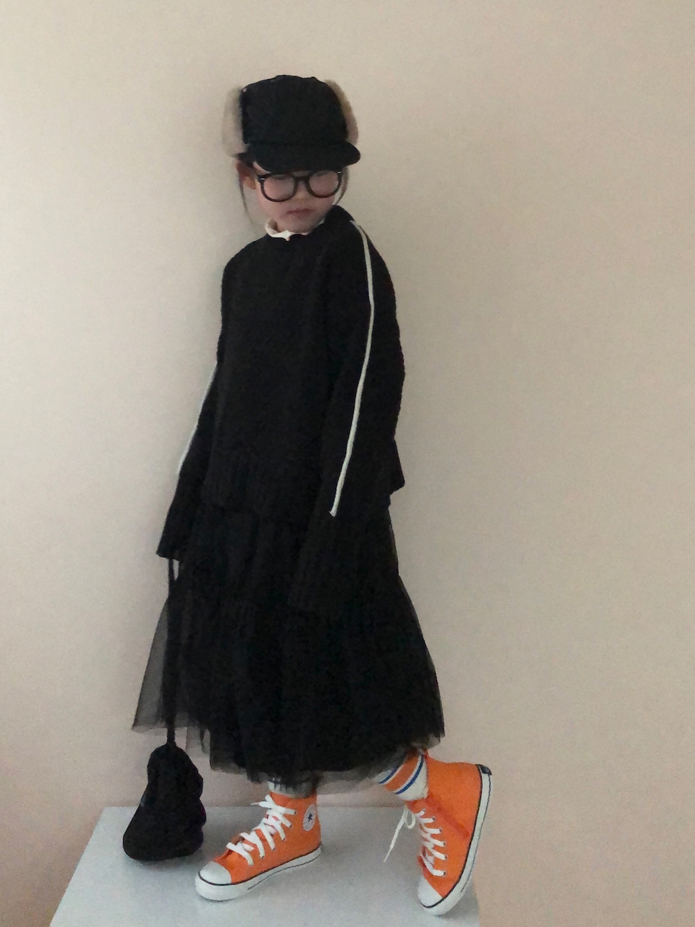 「チュールスカート、スカート、ロングスカート、キャップ、ニット、ブラックコーデ、ブラック、コンバース、ハイカットスニーカー、ラインソックス、巾着バッグ」｜「halo commodityの【別注】＜halo commodity＞EX Hares CAP 帽子（キャップ、ブラック系）」を使った、nami *さん（キッズ・120cm）の冬コーディネートの1枚目の写真