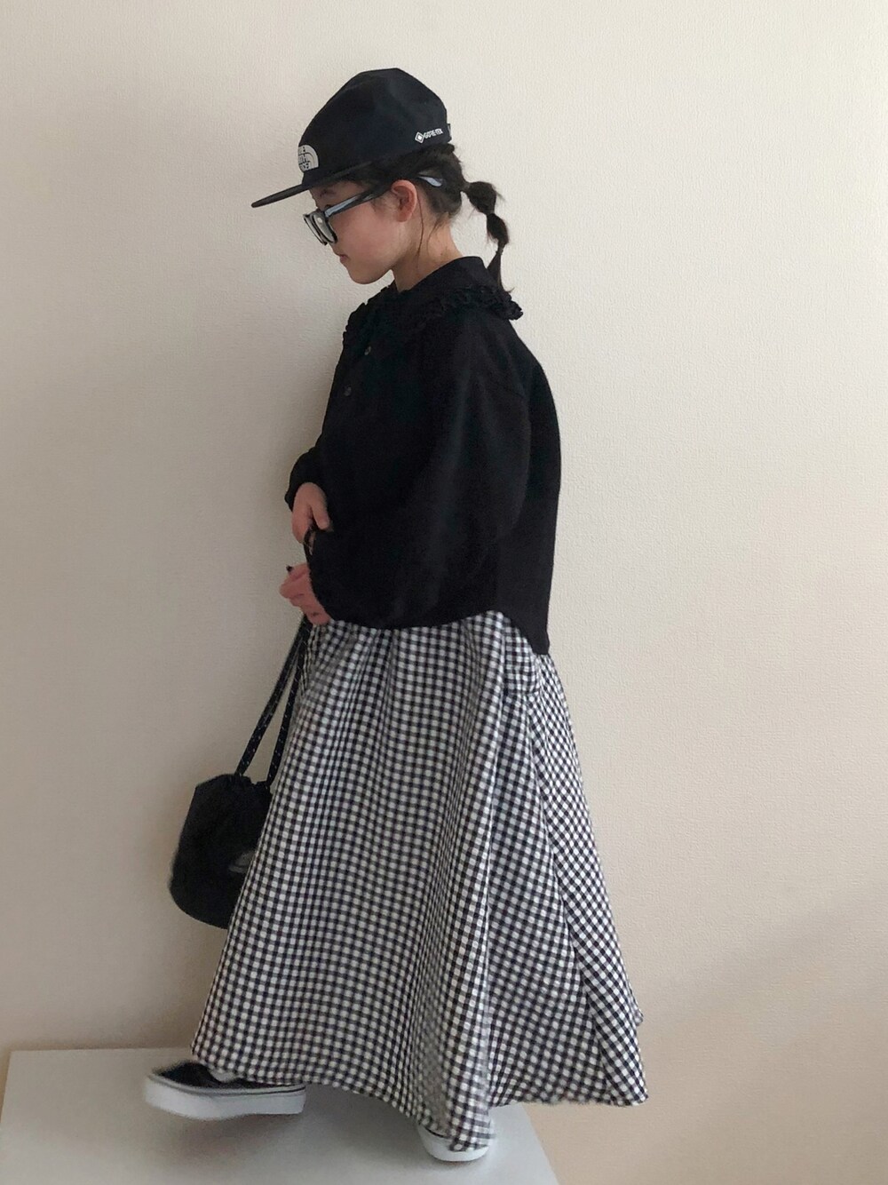 「キャップ、春服みてみて、めがね、ロングスカート、ギンガムチェック、オールドスクール、VANS、巾着バッグ、ポロシャツ、ビッグカラー、ブラックコーデ、モノトーン、モノトーンコーデ」｜「LOWRYS FARMのフリルカラーポロシャツ　266080（ポロシャツ、ブラック系）」を使った、nami *さん（キッズ・120cm）の春コーディネートの1枚目の写真