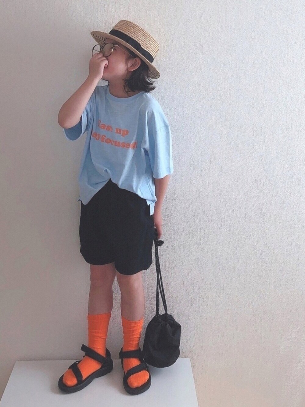ブルー系のTシャツ/カットソー、ブラック系のその他パンツ、ブラック系のショルダーバッグを着用したキッズの夏コーディネートの1枚目の写真