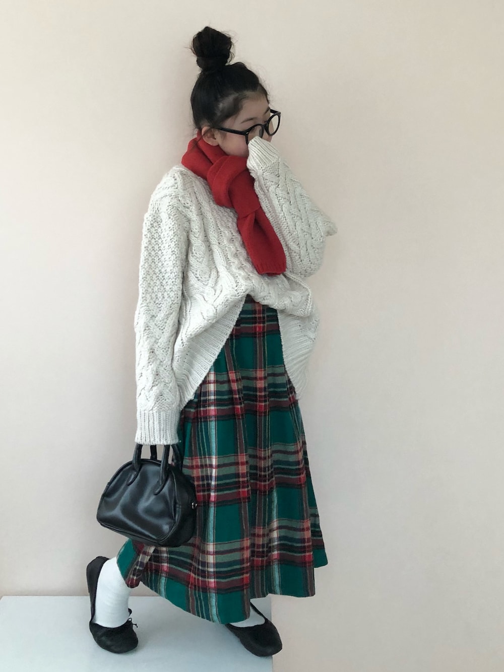 「クリスマスに着たい服、クリスマスコーデ、ニット、赤、冬コーデ、ケーブルニット、スカート、クリスマスカラー、グリーン、チェック、バレエシューズ、チェックスカート、ロングスカート、クリスマス、マフラーぐるぐる」｜「WEGOのWEGO/2wayミニボストンショルダーバッグ（ショルダーバッグ、ブラック系）」を使った、nami *さん（キッズ・120cm）の冬コーディネートの1枚目の写真